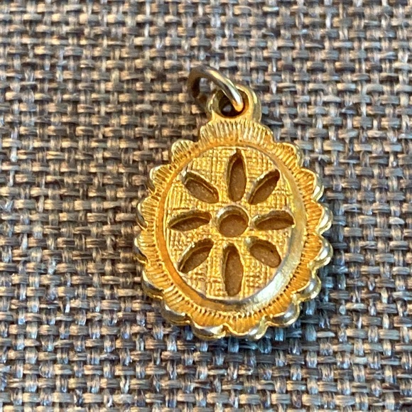 VTG Hand-carved Petite Cameo Pendant - Picture 7 of 7